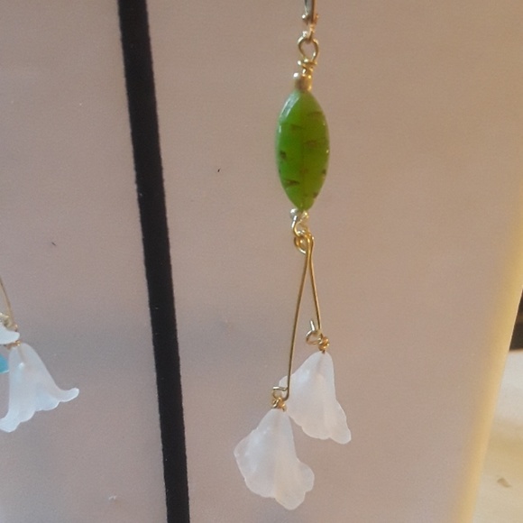 NWT SALE (2 lengths available) flowers Earrings - Picture 2 of 3